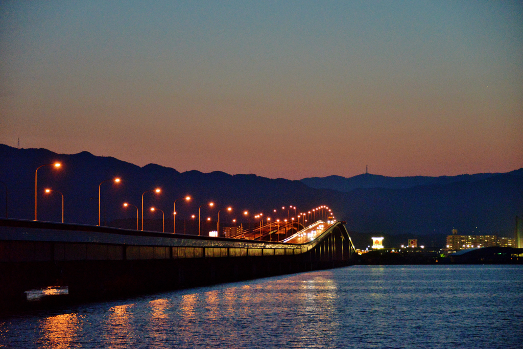 琵琶湖大橋夕間暮れ　　7－6