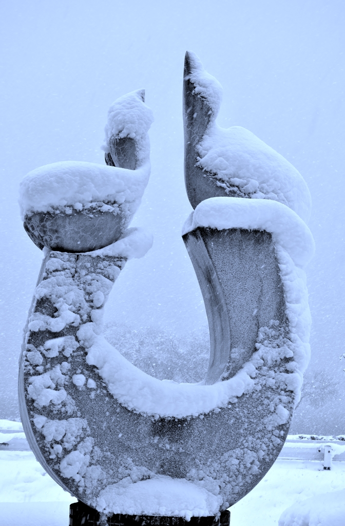 雪のオブジェ「生」