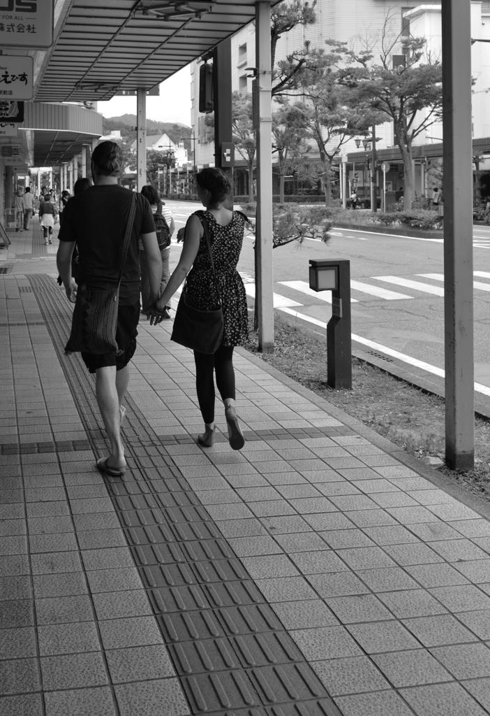 街角カップル