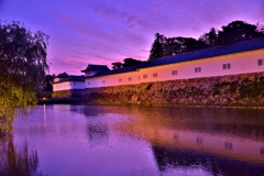 夕暮れの彦根城開国記念館
