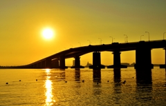 琵琶湖大橋の朝日