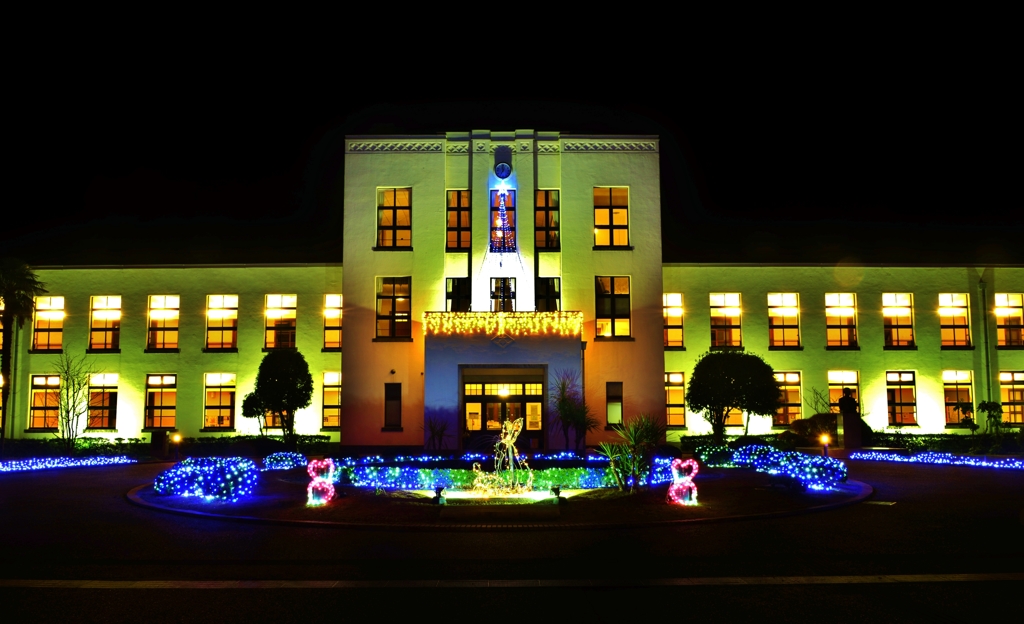 夜に浮かぶ白亜の学び舎