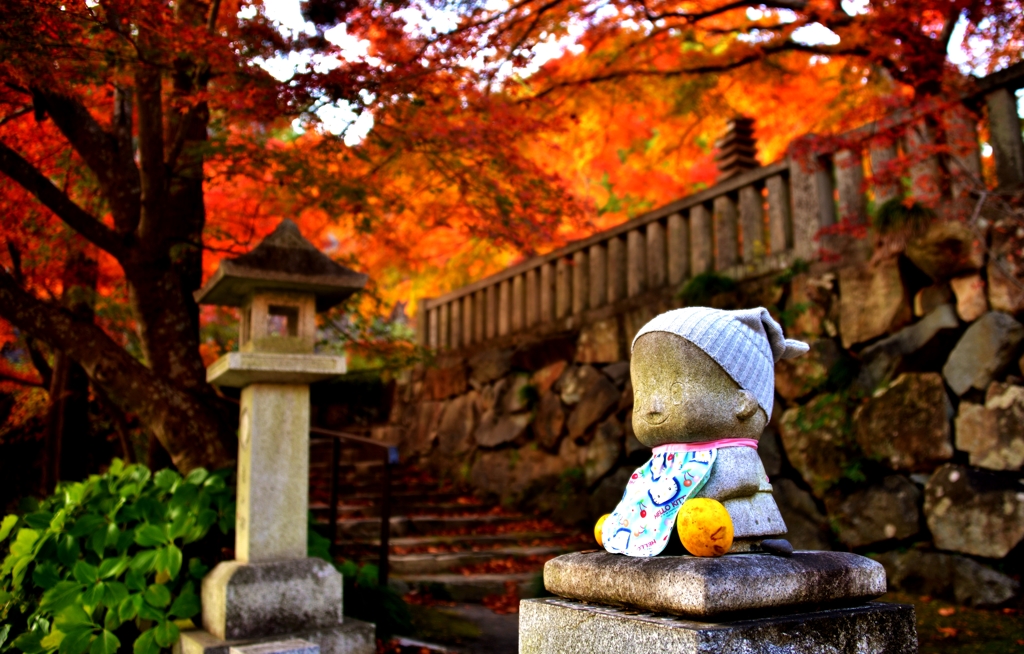 紅葉映えの撫で撫で一休さん