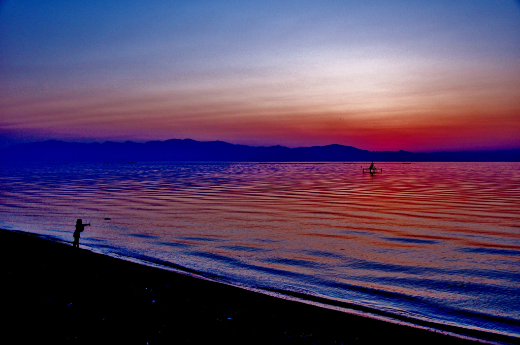 夕の湖