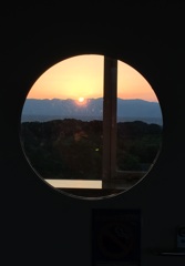 円窓の夕日