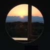 円窓の夕日