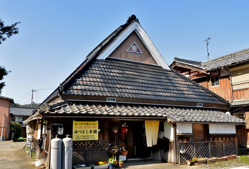 三代目のピーナッツせんべい屋