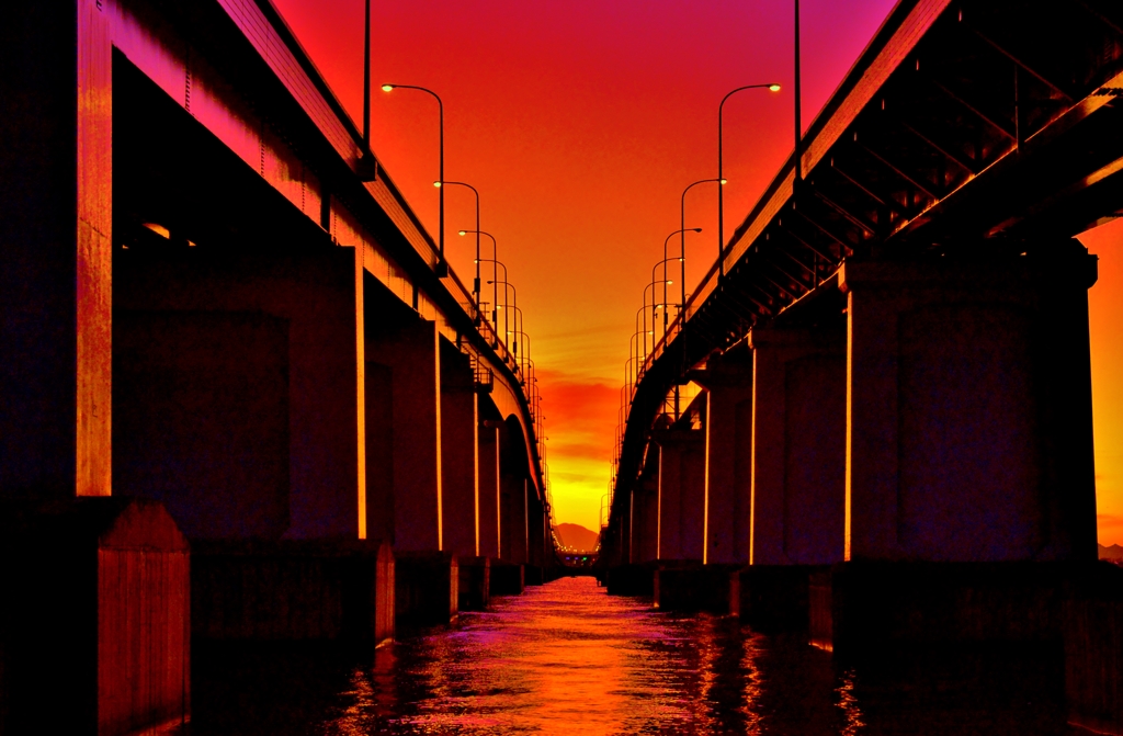 朝焼けの琵琶湖大橋