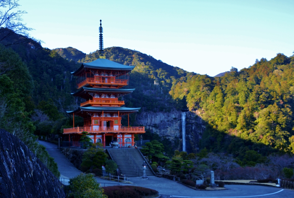 青岸渡寺三重塔と那智の滝