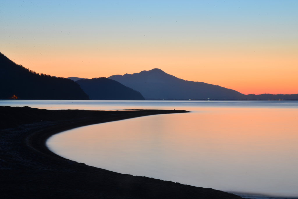目覚めの琵琶湖　夜明け