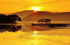 沈みゆく琵琶湖の夕日