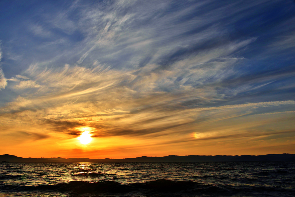 夕日に彩雲