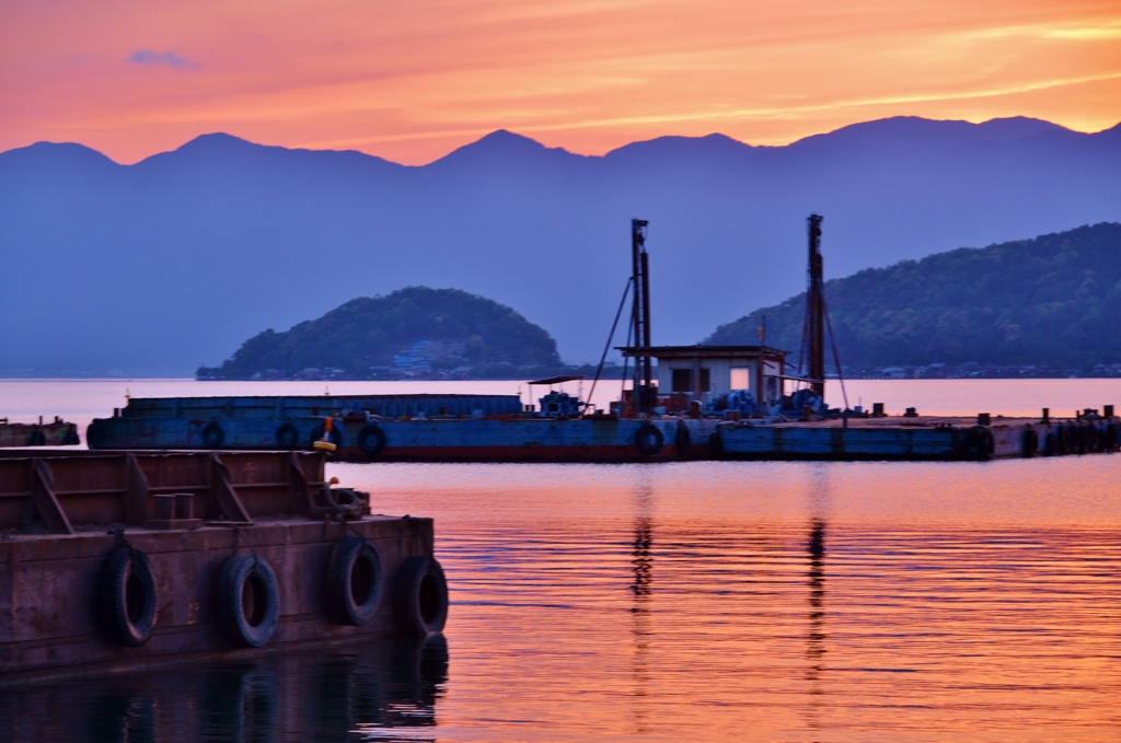 夕暮れ台船