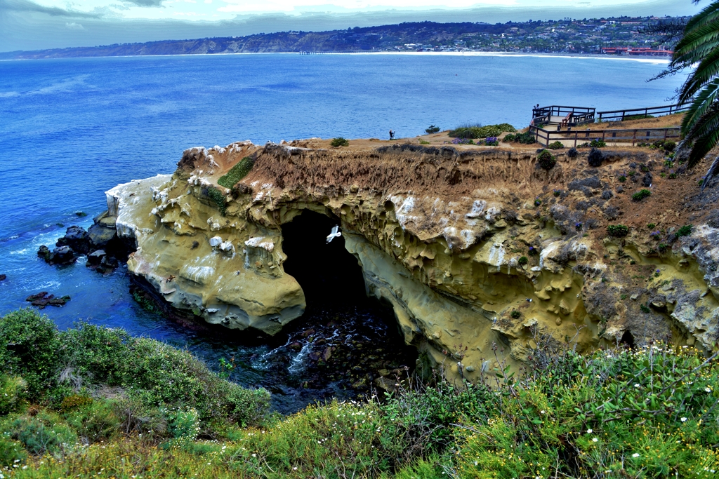 断崖の洞窟