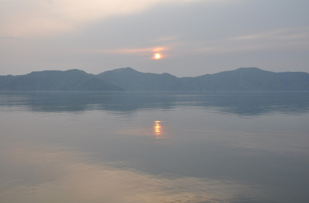 墨絵のような夕日