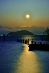 琵琶湖の明け月