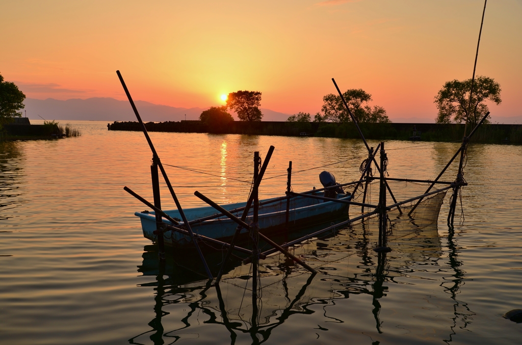 落日の漁港