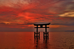 湖中鳥居～朝焼け茜雲～