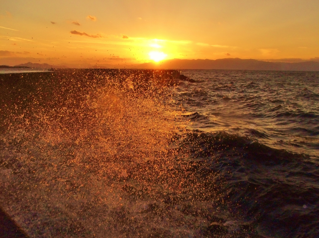 飛沫に沈む夕陽