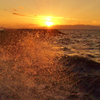 飛沫に沈む夕陽
