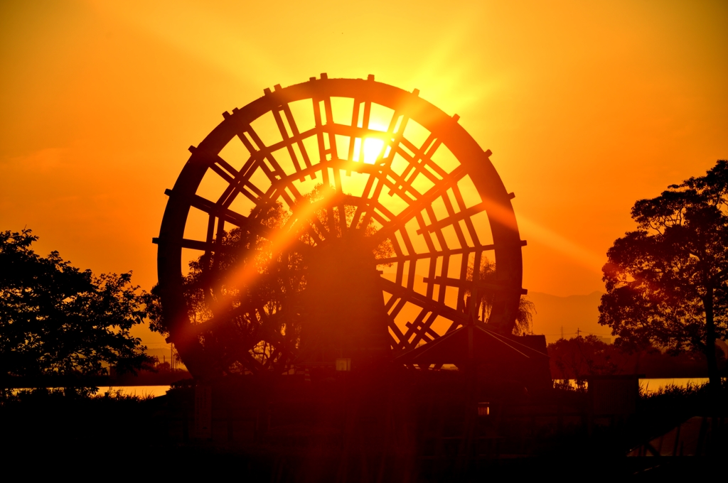 Morning sun of the waterwheel