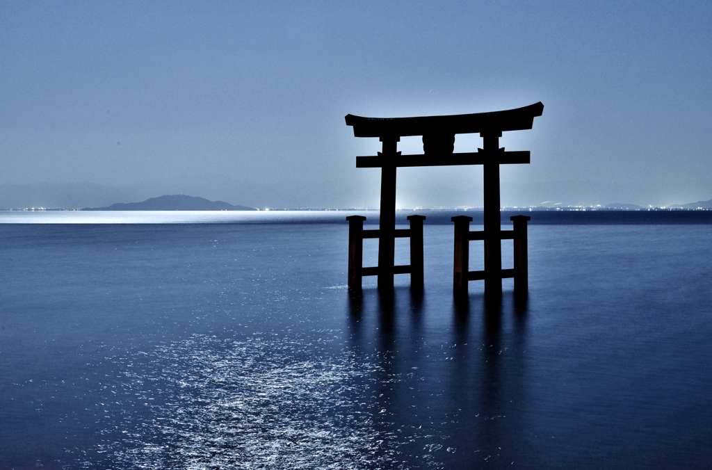 月照の湖中鳥居