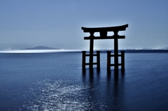 月照の湖中鳥居