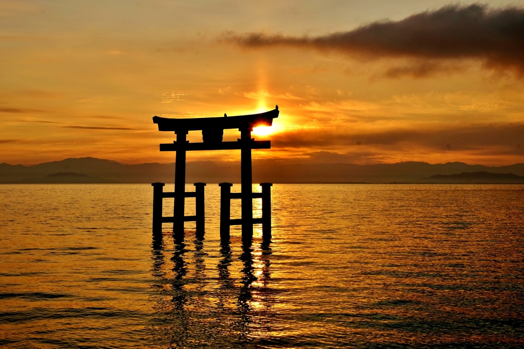 湖中鳥居朝景