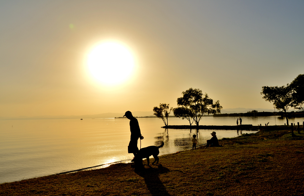 湖辺の夕べ