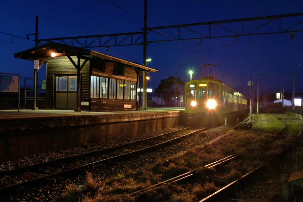 夜のローカル駅