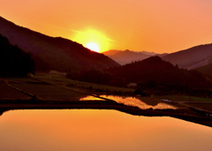 山間の夕陽