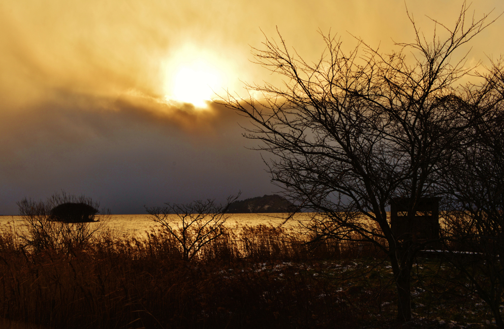 琵琶湖冬の夕日