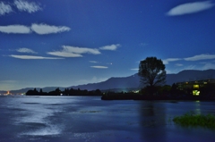 月下の琵琶湖