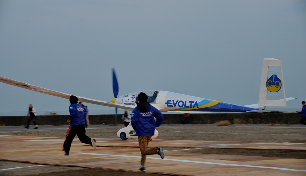 乾電池飛行機夢の大空へ