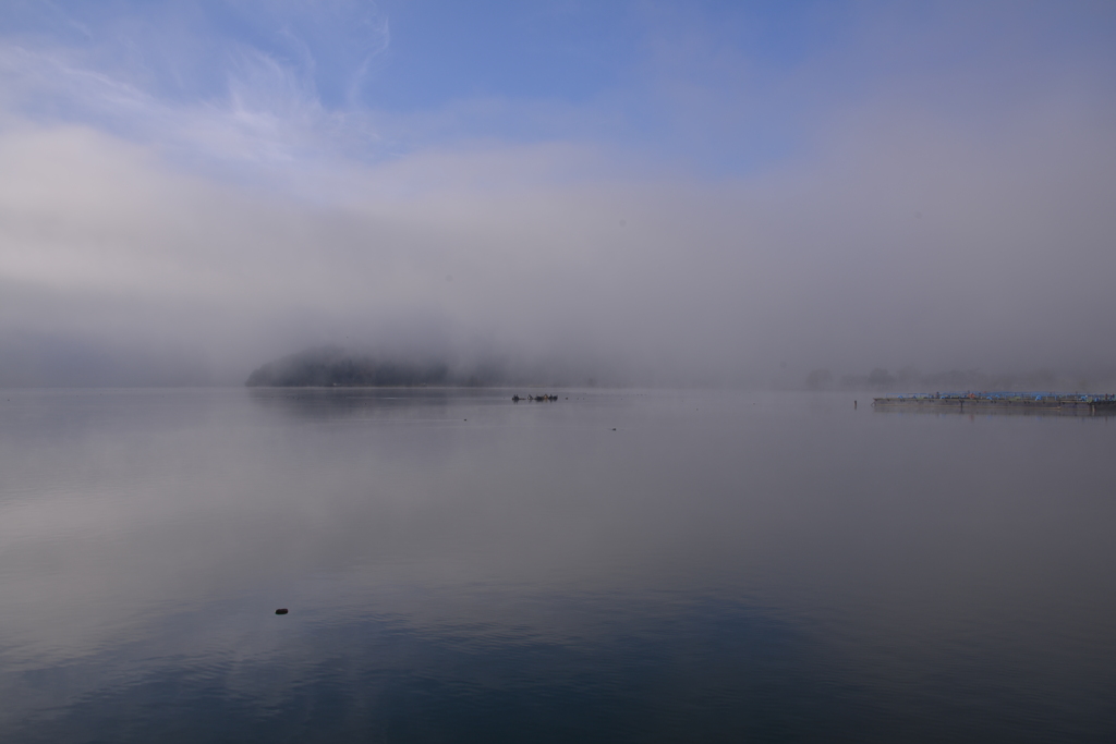 霧の余呉湖