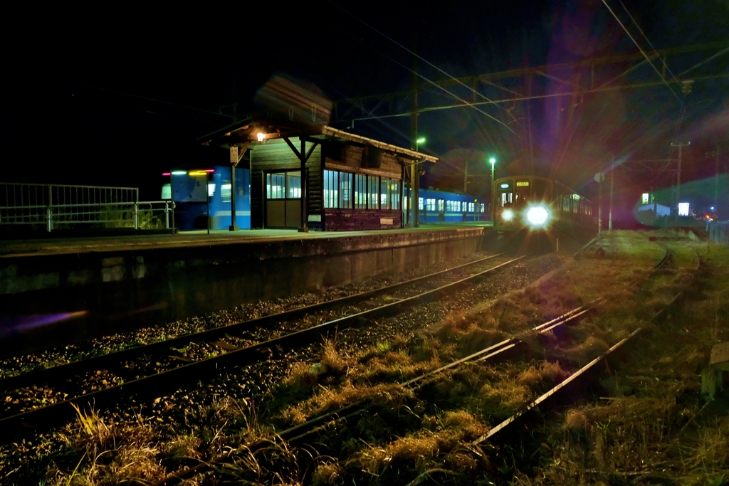 ローカル駅の夜