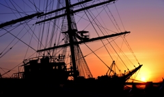 帆船海王丸悠久の夕日
