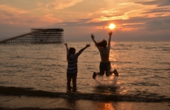 夕日にジャンプ