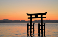 朝焼けの湖中鳥居