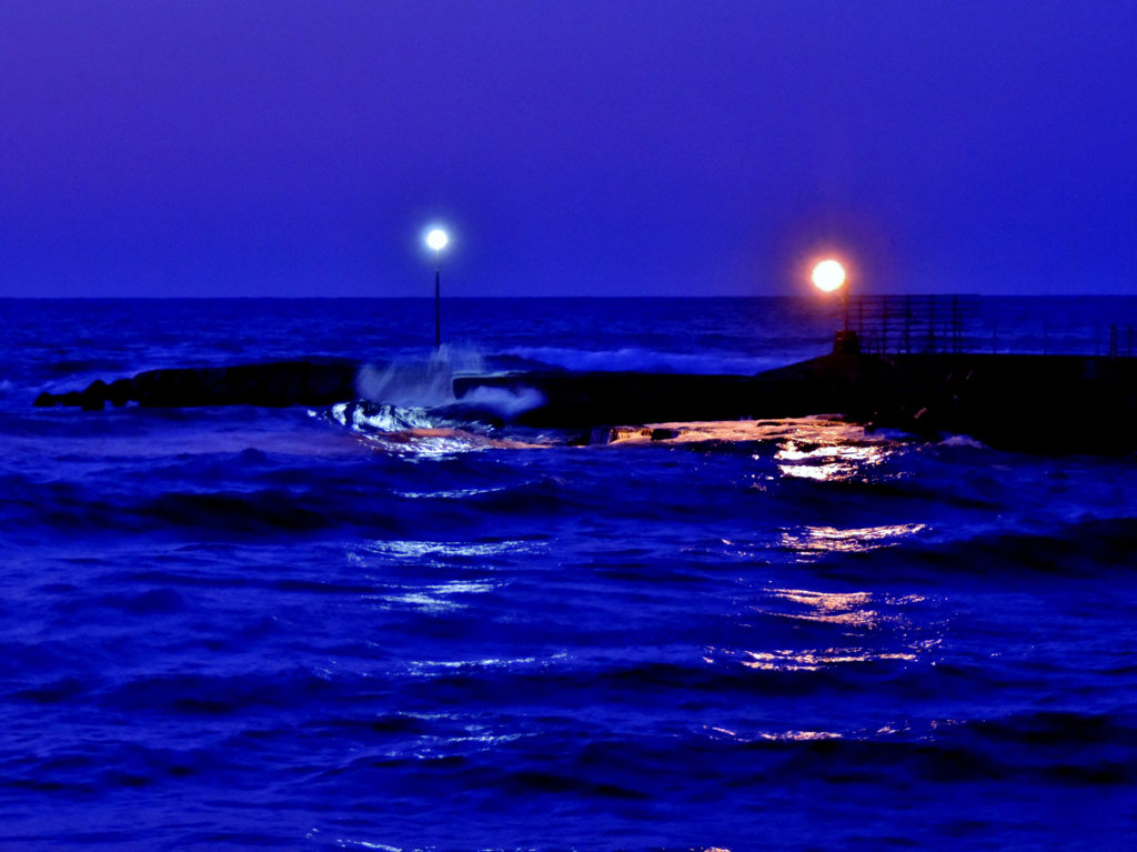 夕闇の海