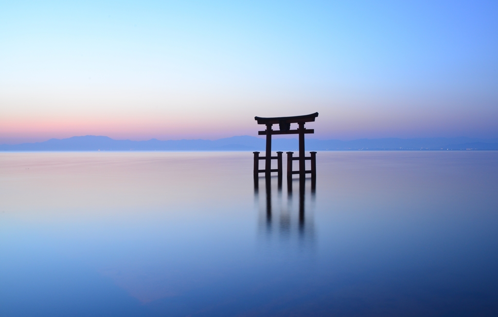 黎明の湖中鳥居