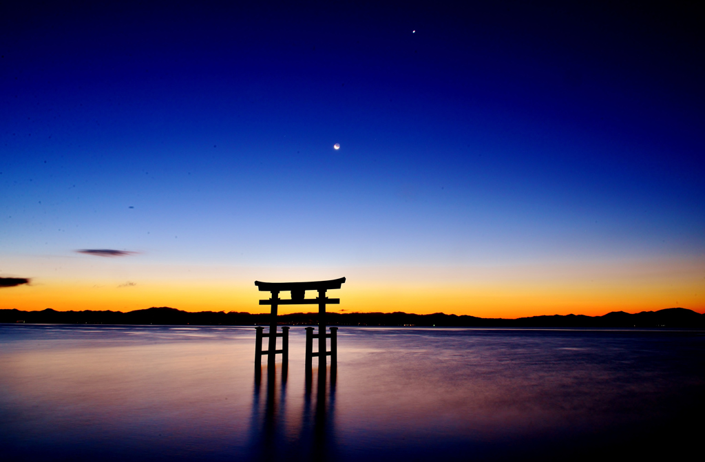 暁の湖中鳥居