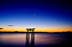 暁の湖中鳥居