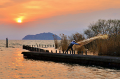 湖に生きる・網打ち夕日