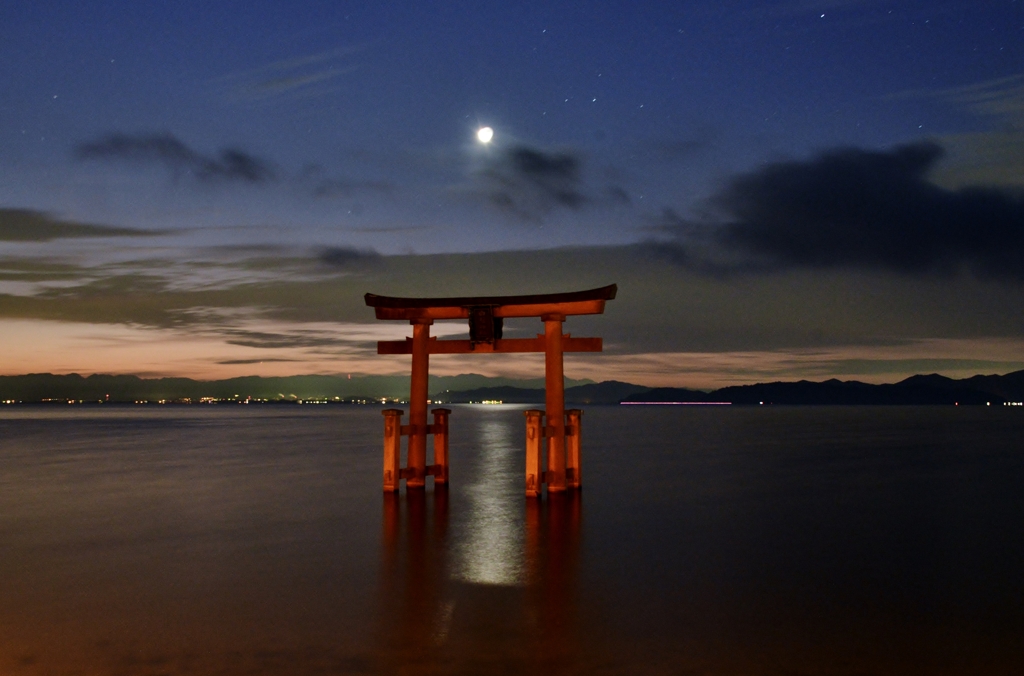 月夜の湖中鳥居