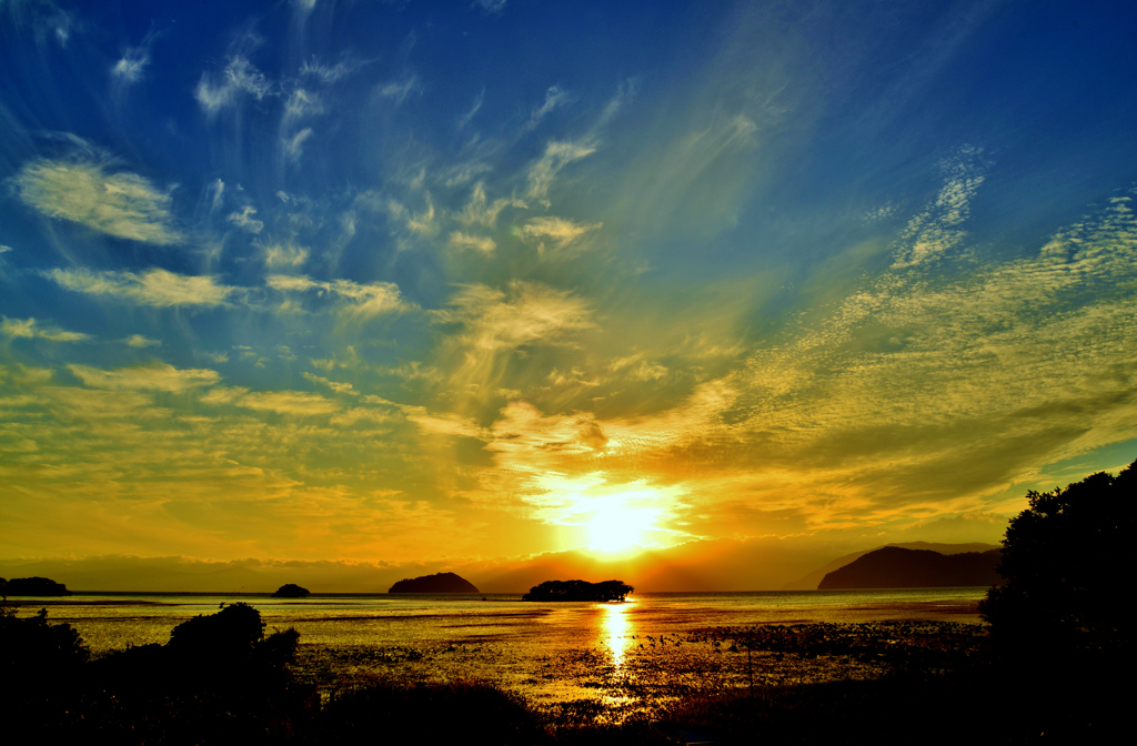 青い空に夕日