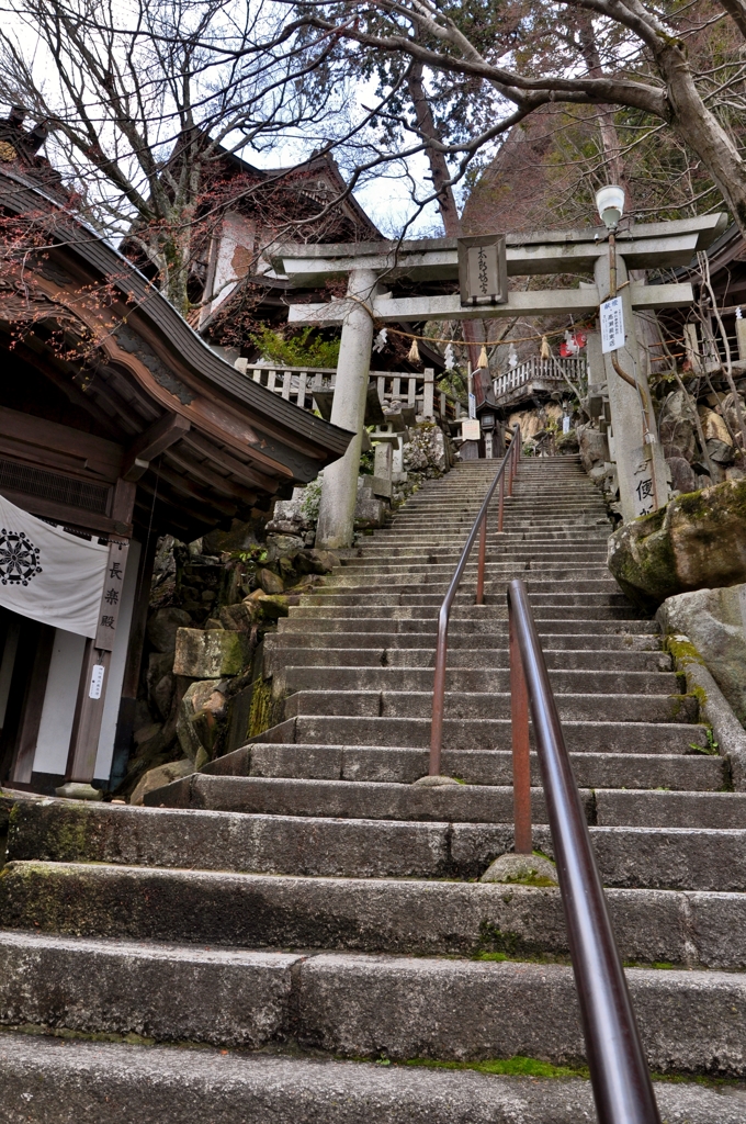 太郎坊宮　参道石段