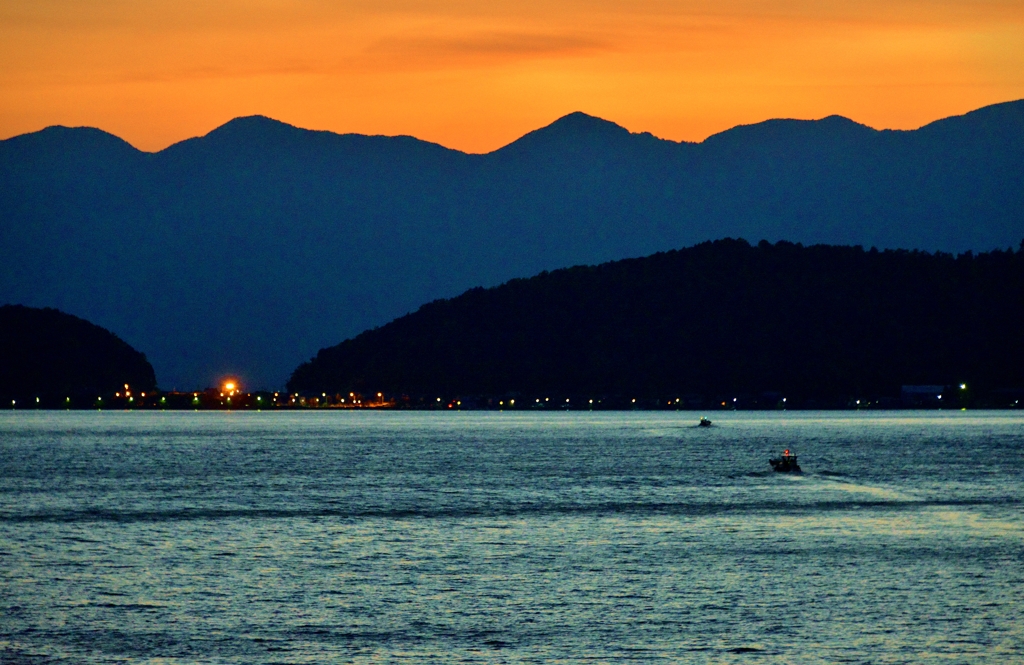 夕暮れの島灯り