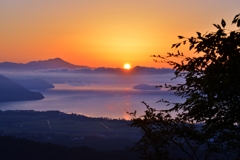 琵琶湖雲透の日の出