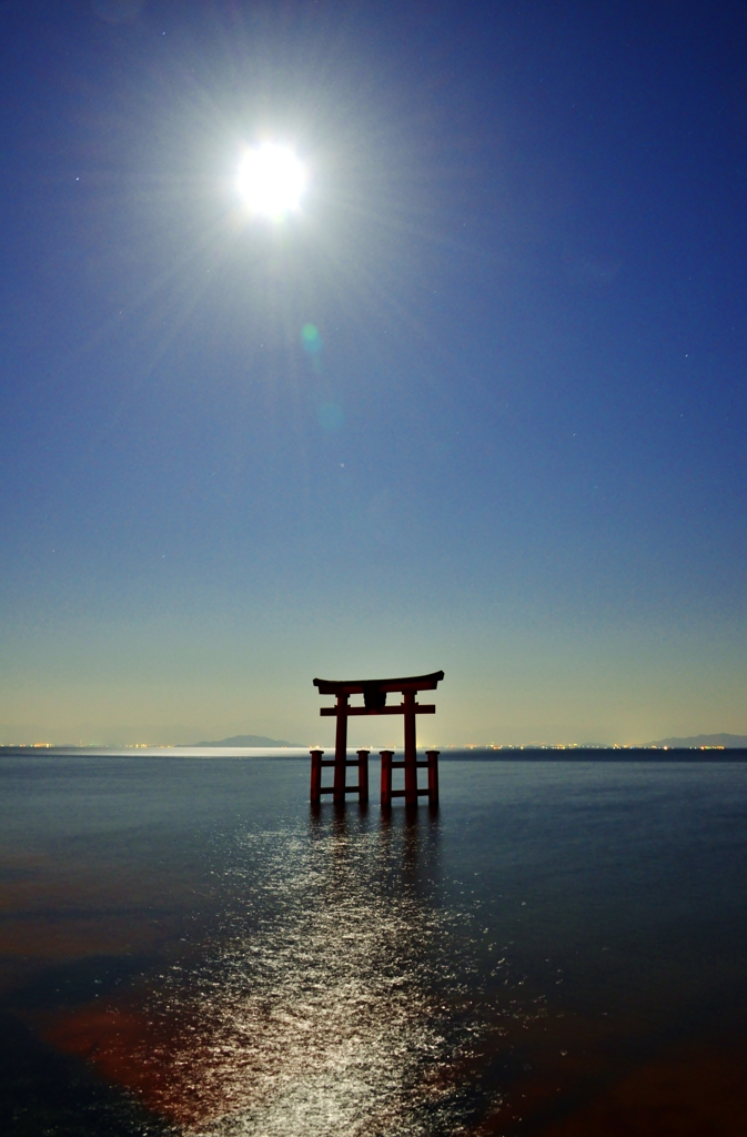 月光の湖中鳥居